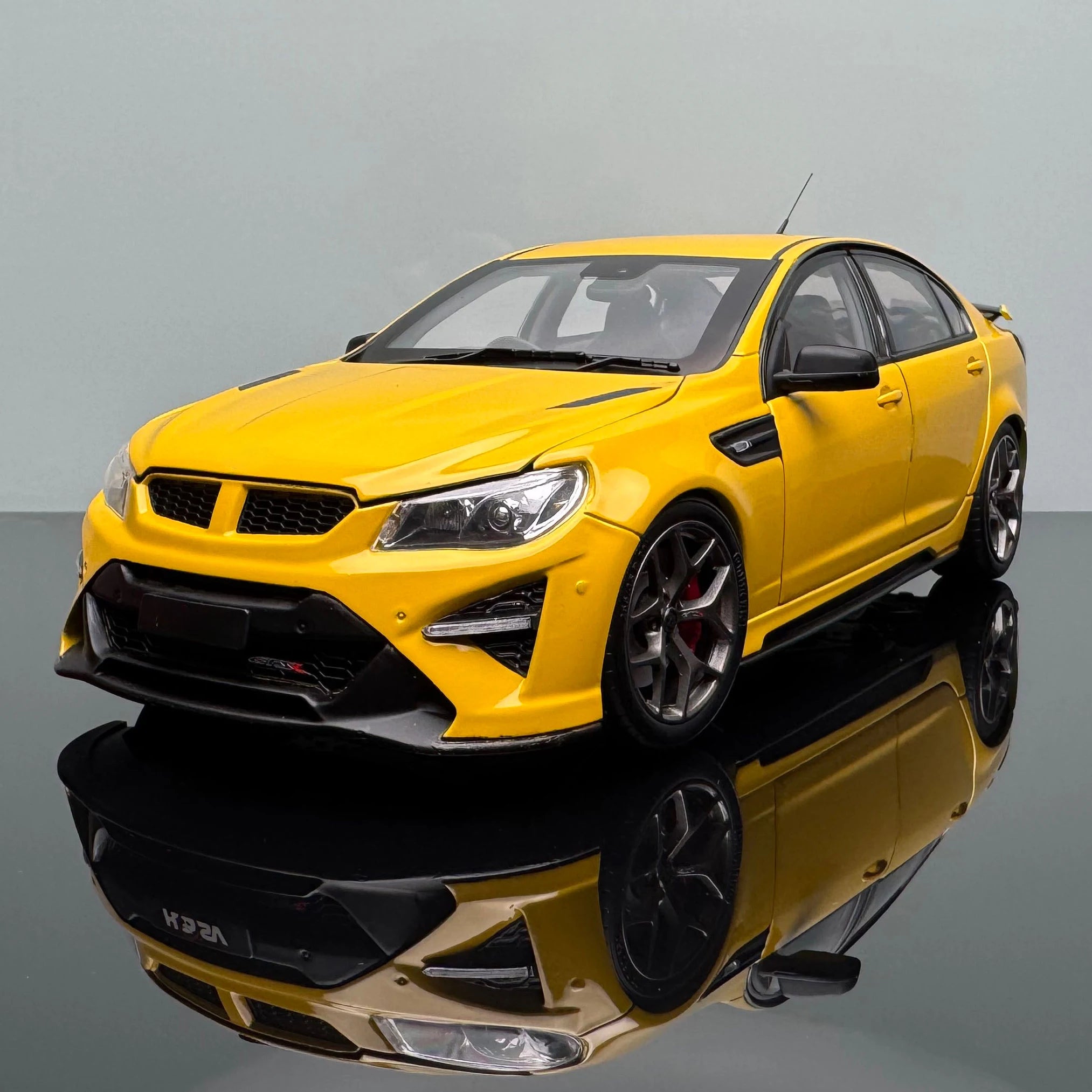 1：18 FOR Horton alloy door opening sedan model HSV GTSR W1 Phantom Black Knight