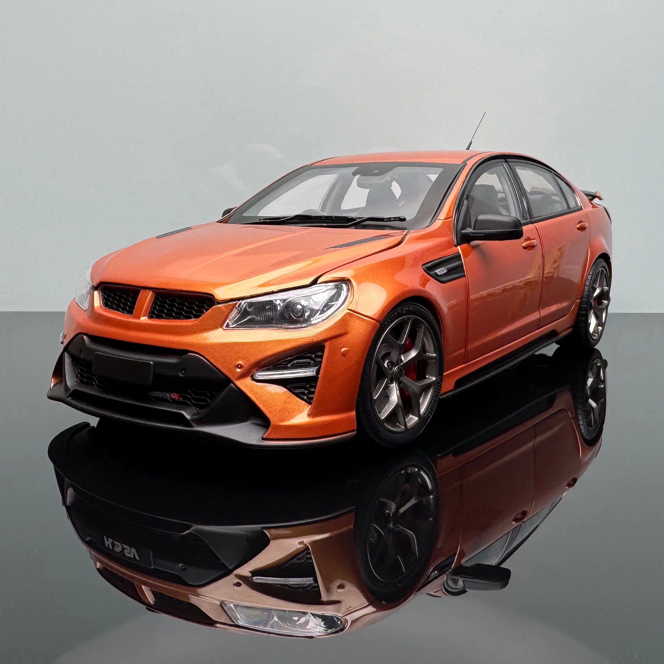 1：18 FOR Horton alloy door opening sedan model HSV GTSR W1 Phantom Black Knight