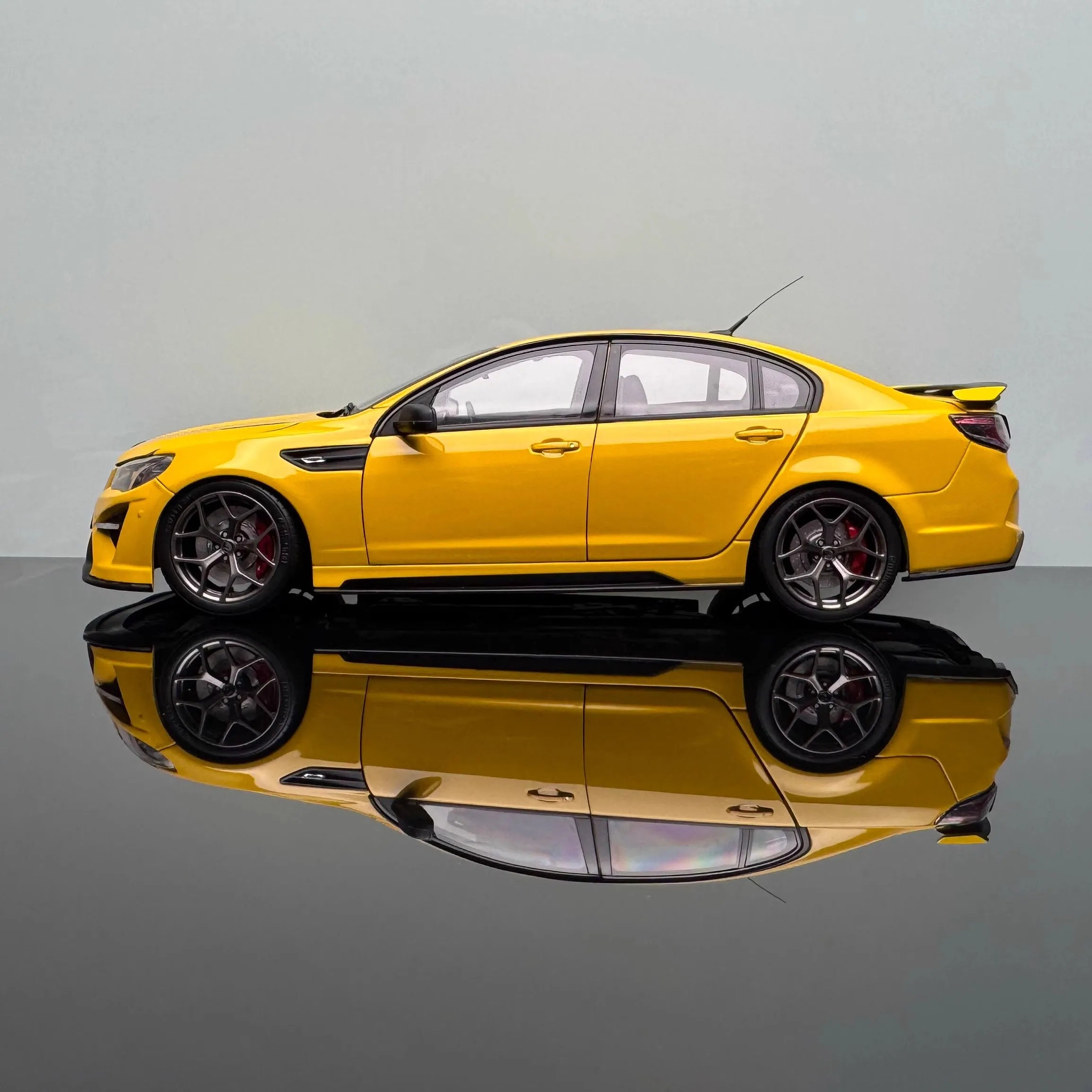 1：18 FOR Horton alloy door opening sedan model HSV GTSR W1 Phantom Black Knight