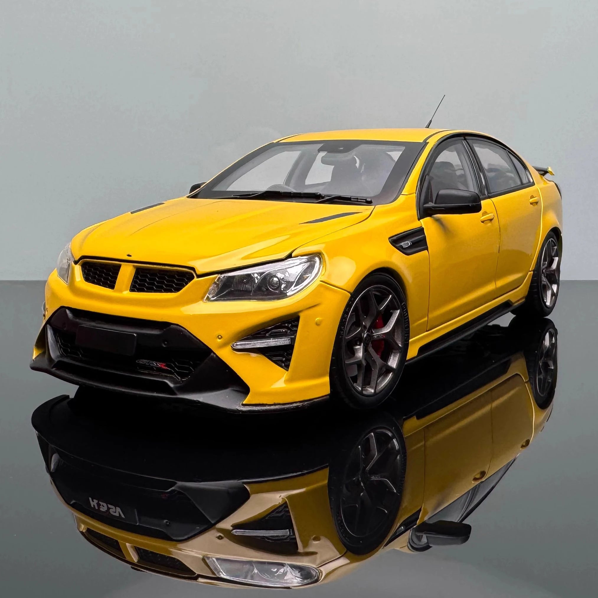 1：18 FOR Horton alloy door opening sedan model HSV GTSR W1 Phantom Black Knight